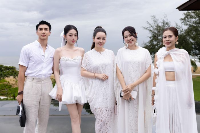 Vợ chồng Bình An - Phương Nga chụp ảnh cùng các đàn chị Mai Thu Huyền, Quỳnh Hoa, Mỹ Lệ. Trang phục của họ được NTK chuẩn bị riêng, may theo số đo và phong cách từng người.