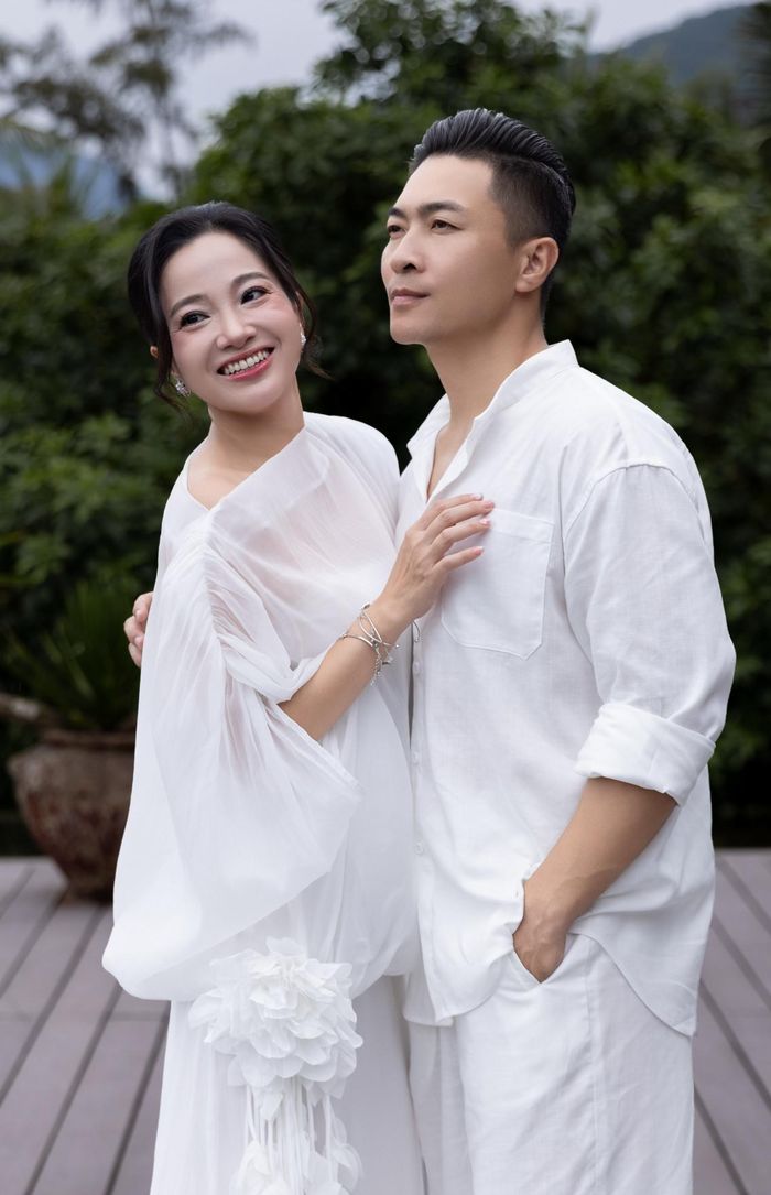 Vợ chồng nghệ sĩ xiếc Quốc Cơ - Hồng Phượng tình tứ giữa không gian thiên nhiên thơ mộng. Cặp đôi vẫn mặn nồng sau 10 năm kết hôn.