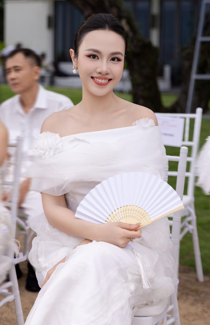 Á hậu Thủy Tiên mặc váy trễ vai với nhiều lớp voan mỏng bồng bềnh tạo cảm giác mềm mại và nữ tính.