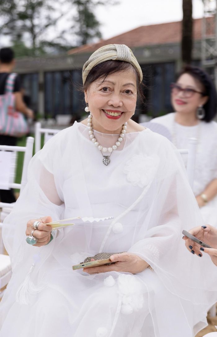 Giáo sư - Tiến sĩ Thái Kim Lan - nữ triết gia và nhà nghiên cứu văn hóa người Huế - "nàng thơ" của Vũ Ngọc và Son của bộ sưu tập năm nay.