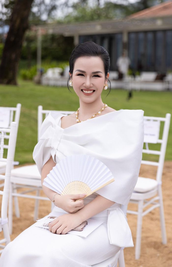 Ca sĩ Võ Hạ Trâm nhờ chồng giữ con để bay ra Huế góp mặt sự kiện. Cô là 1 trong những gương mặt đắt show thời gian qua sau đại lễ A50 và A80.