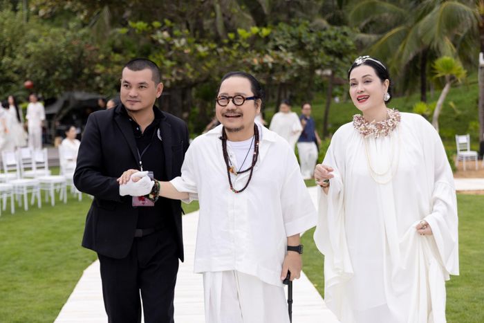 Nghệ sĩ Trần Mạnh Tuấn dù đi lại khó khăn sau bạo bệnh vẫn tham gia show. Nhờ sự chăm sóc tận tình của vợ và nỗ lực của bản thân, sức khỏe của anh đã có nhiều tiến triển tích cực.