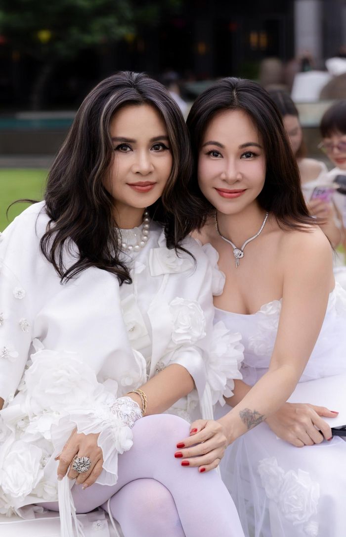 Thanh Lam hội ngộ đàn em Uyên Linh tại sự kiện. Quán quân Vietnam Idol 2010 nói luôn xem Thanh Lam là thần tượng, học hỏi được rất nhiều từ đàn chị và run khi đứng chung sân khấu.