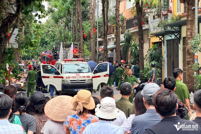 Cảnh sát đưa các nạn nhân ra khỏi hiện trường vụ cháy. Ảnh: Đình Hiếu