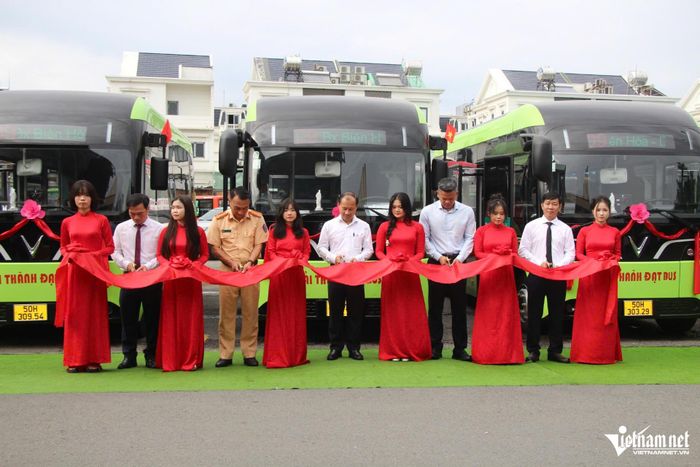 Các lãnh đạo cắt băng khai trương tuyến xe buýt điện nội thành đầu tiên. Ảnh: Hoàng Anh