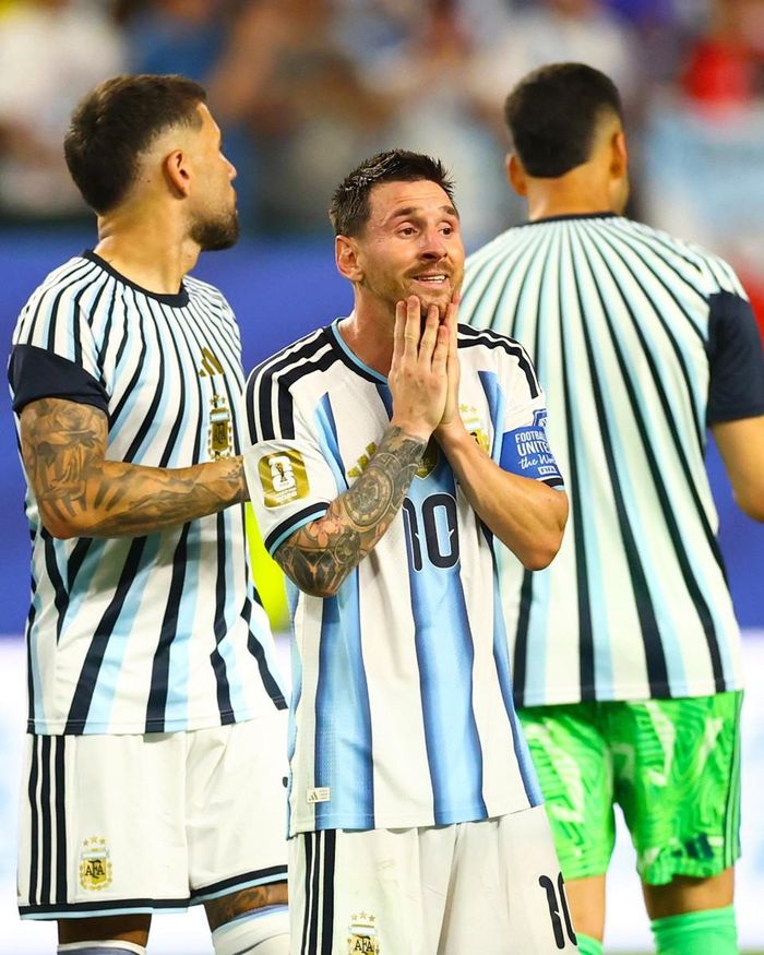 Tan trận, Messi vẫn còn vẻ thảng thốt sau trận đấu toát mồ hôi kéo dài 120 phút mà có thời điểm tưởng Argentina không trụ nổi... Ảnh: B/R Football