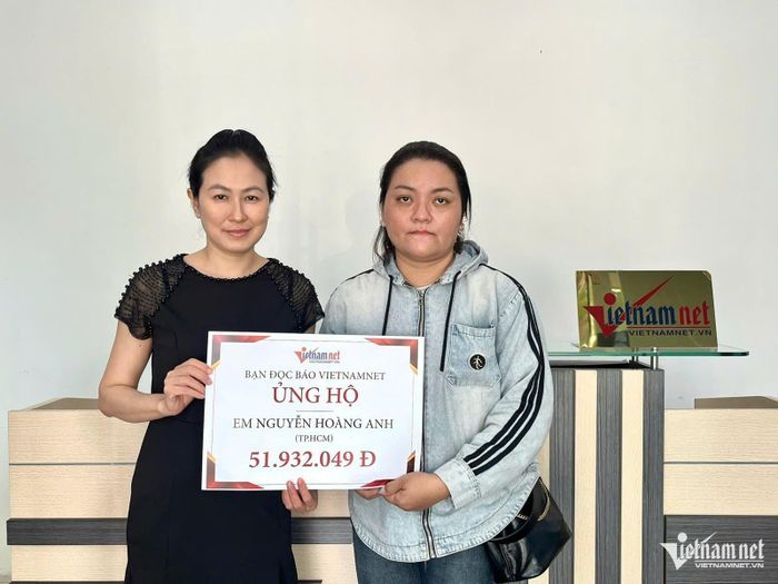 Đại diện Báo VietNamNet trao số tiền 51.932.049 đồng đến chị Nguyễn Thị Ngọc Thụy (mẹ Hoàng Anh)