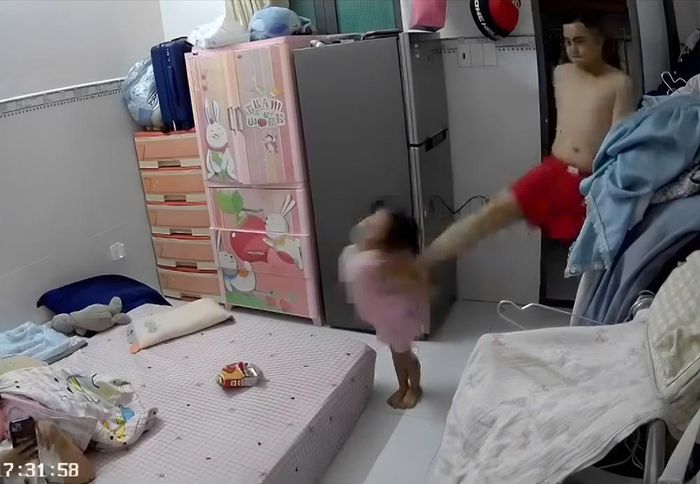 Nguyễn Hiền Phúc dùng chân đạp bé D. Ảnh cắt từ clip