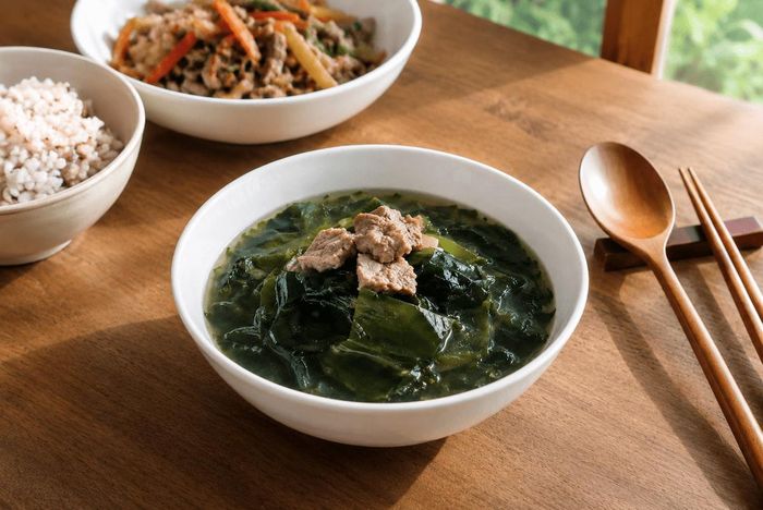 Canh rong biển thịt bò thơm ngon, đậm vị. Ảnh minh họa: AI
