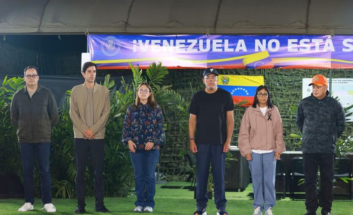 Tổng thống lâm thời Delcy Rodriguez và các thành viên Chính phủ Venezuela dự lễ vinh danh. Ảnh: BCA