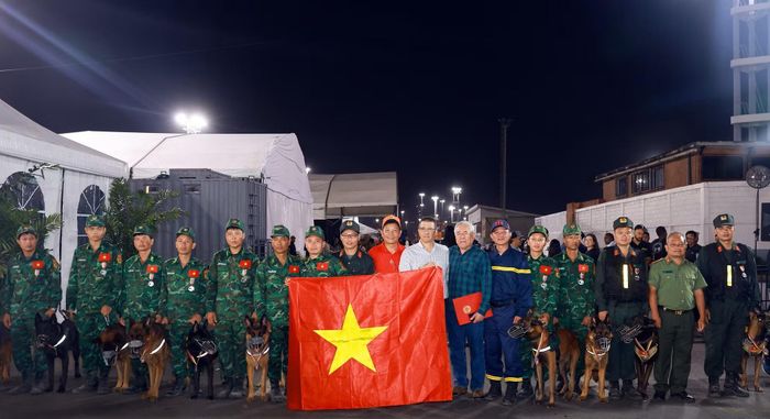 Đoàn cứu nạn, cứu hộ Việt Nam cùng Đại sứ Việt Nam tại Venezuela Vũ Trung Mỹ và Đại sứ các nước. Ảnh: BCA