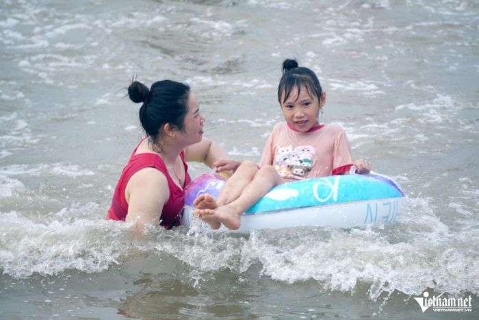 Du khách thích thú khi đến với biển Sầm Sơn