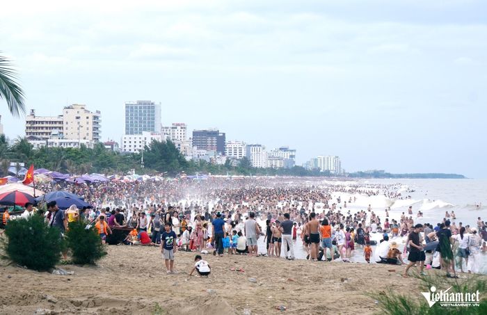 Đến 17h biển Sầm Sơn vẫn đông nghịt người