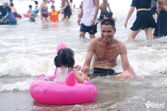 Ông Quách Minh Bảo luôn cho con gái tắm sát bờ biển để tránh sóng to