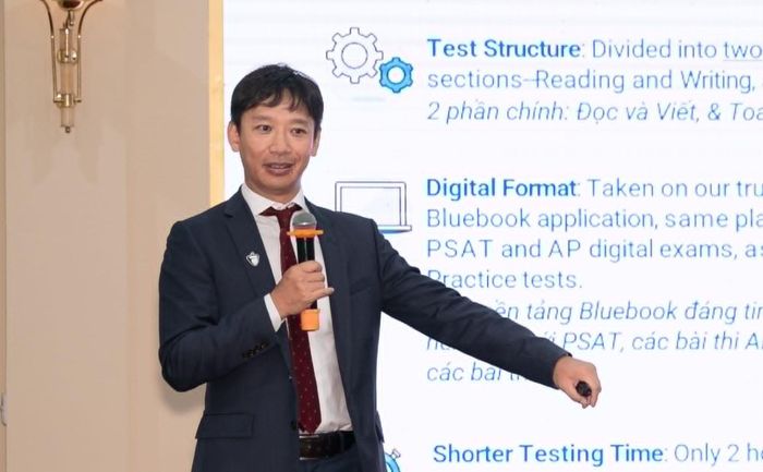  Ông Haike Zhao, Phó Giám đốc Khối Quốc tế, Tổ chức College Board (Mỹ), chia sẻ tại hội thảo. 