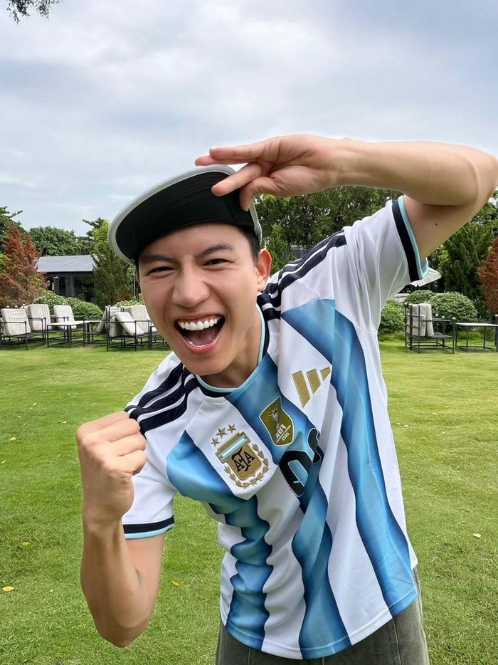 Ca sĩ Anh Tú hào hứng bình luận về màn trình diễn của Messi dù thủ môn Vozinha cản phá xuất sắc.