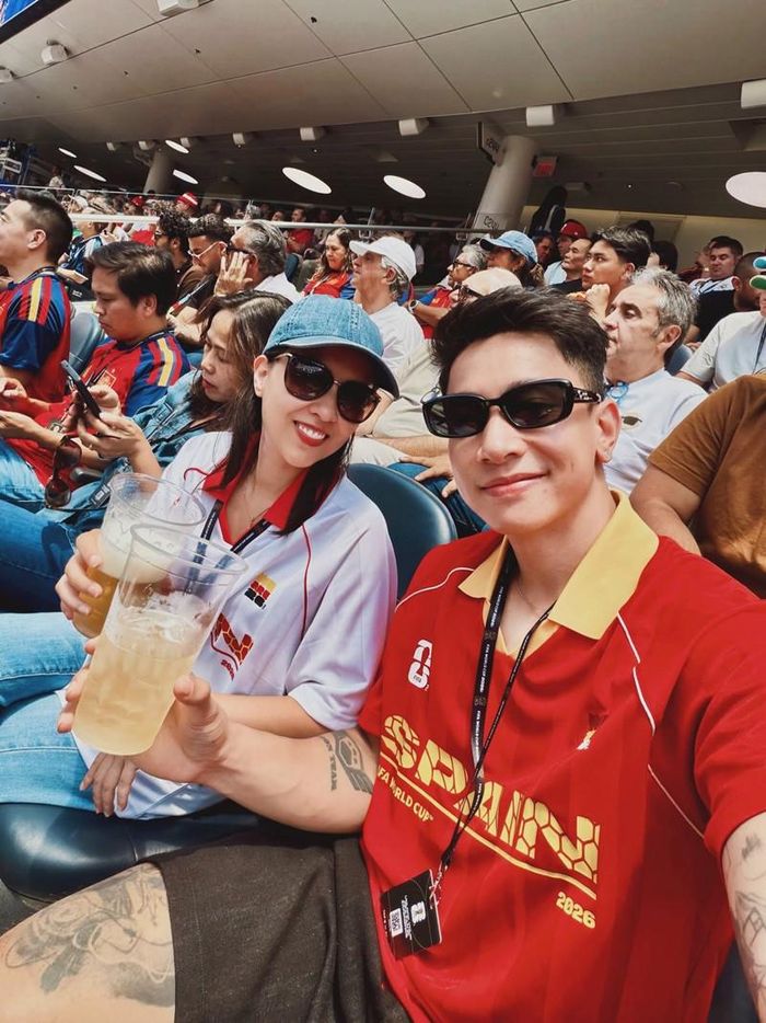 Nguyễn Phú Cường - bạn trai hoa hậu Hương Giang - đi xem trận đấu World Cup tại Mỹ.