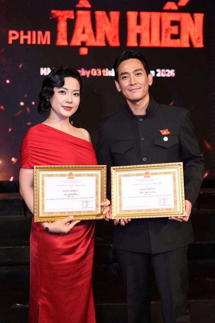 Hứa Vĩ Văn vui mừng nhận bằng khen của Cục Truyền thông Công an Nhân dân cho phim "Tận hiến" và gửi lời cảm ơn Điện ảnh Công an Nhân dân.