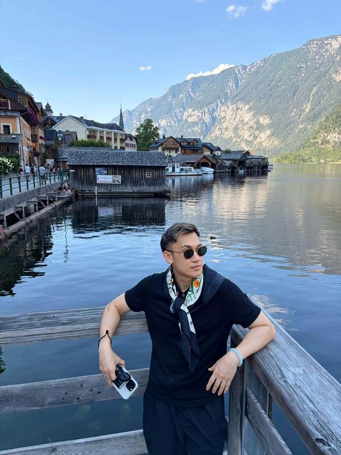 Ca sĩ Dương Triệu Vũ tận hưởng khung cảnh nên thơ tại làng cổ tích Hallstatt, Áo.