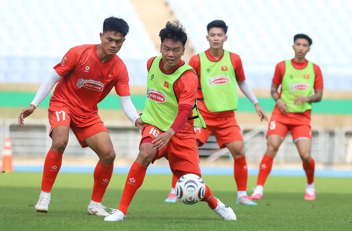 Quang Kiệt cùng các đồng đội ở tuyển Việt Nam sẵn sàng cho trận đấu đầu tiên tại Hàn Quốc. Ảnh: VFF