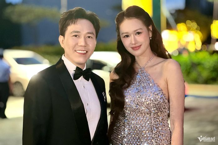 Diễn viên Anh Đức và bà xã kém 12 tuổi - diễn viên Anh Phạm đẹp đôi trước ống kính. Cả hai xem đây là dịp để gặp gỡ các đồng nghiệp trong giới điện ảnh. 