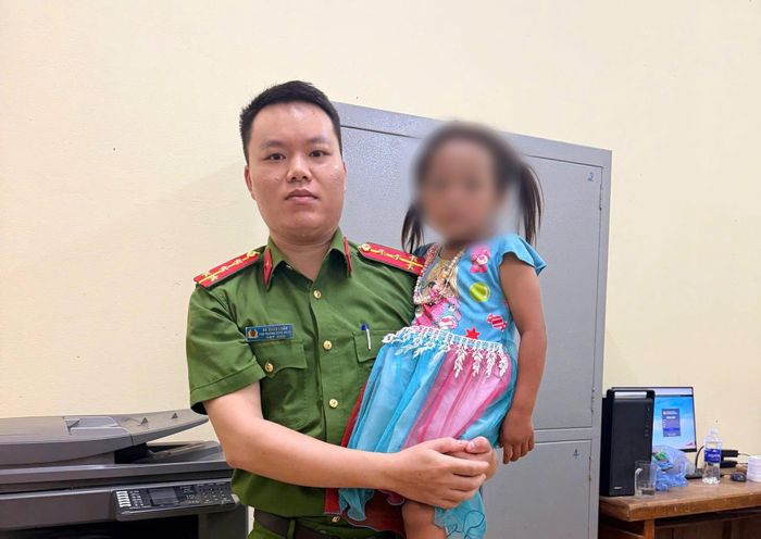 Bé gái T.T.A. (6 tuổi) được lực lượng công an giải cứu đảm bảo an toàn tính mạng, sức khỏe. Ảnh: CACC