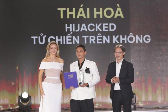 Diễn viên Bảo Định thay mặt Thái Hòa nhận giải "Nam diễn viên chính xuất sắc nhất". 