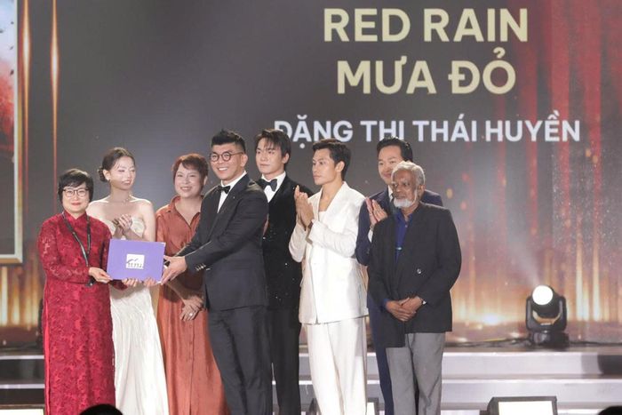 Ê kíp phim ''Mưa đỏ'' nhận giải thưởng 'Netpac cho Phim Việt Nam xuất sắc'.