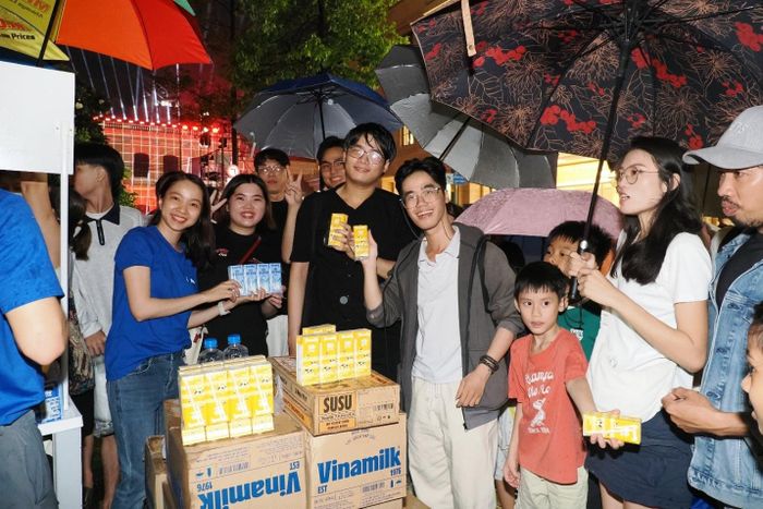 Là nhãn hiệu quen thuộc với nhiều thế hệ người dân Việt Nam, sữa tươi Vinamilk 100% thu hút khách tham dự sự kiện nhờ chất lượng tuân thủ tuyệt đối quy tắc “3 không”: không sử dụng hormone tăng trưởng, không sử dụng chất bảo quản, không dư lượng thuốc kháng sinh.