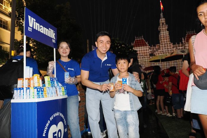 Sau giờ làm việc, nhiều nhân viên Vinamilk đã tình nguyện có mặt tại các trạm tiếp năng lượng từ rất sớm để chuẩn bị sản phẩm gửi đến người dân. Dù cơn mưa bất chợt đổ xuống vào đầu giờ tối, những chiếc áo xanh Vinamilk vẫn kiên trì đứng tại các điểm phát sữa, tay trao từng hộp sữa, chai nước cùng những lời hỏi han, động viên thân tình.