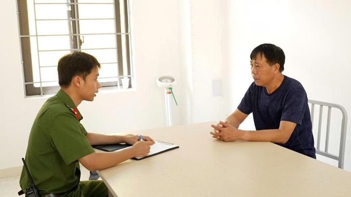  Cơ quan điều tra lấy lời khai đối tượng Phan Văn Trường. Ảnh: CALS
