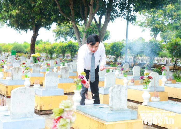 Đồng chí Nguyễn Như Khôi - Ủy viên Ban Chấp hành Đảng bộ tỉnh, Phó Chủ tịch HĐND tỉnh dâng hương tại phần mộ các liệt sĩ quê Nghệ An, Hà Tĩnh. Ảnh: Thành Duy