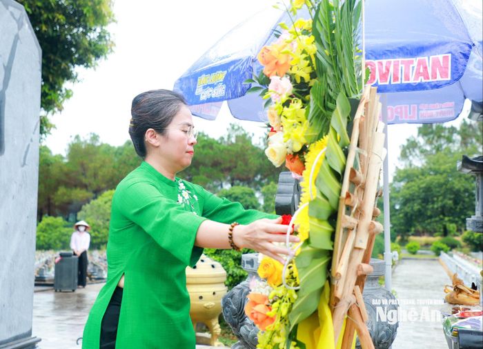 Đồng chí Võ Thị Minh Sinh - Phó Bí thư Tỉnh ủy, Chủ tịch Ủy ban MTTQ Việt Nam tỉnh dâng hoa trước khu mộ các liệt sĩ quê Nghệ An, Hà Tĩnh. Ảnh: Thành Duy