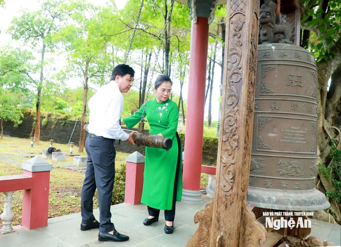 Các đồng chí: Võ Thị Minh Sinh - Phó Bí thư Tỉnh ủy, Chủ tịch Ủy ban MTTQ Việt Nam tỉnh; Nguyễn Như Khôi - Ủy viên Ban Chấp hành Đảng bộ tỉnh, Phó Chủ tịch HĐND tỉnh thỉnh chuông tại Nghĩa trang Liệt sĩ Vĩnh Linh. Ảnh: Thành Duy