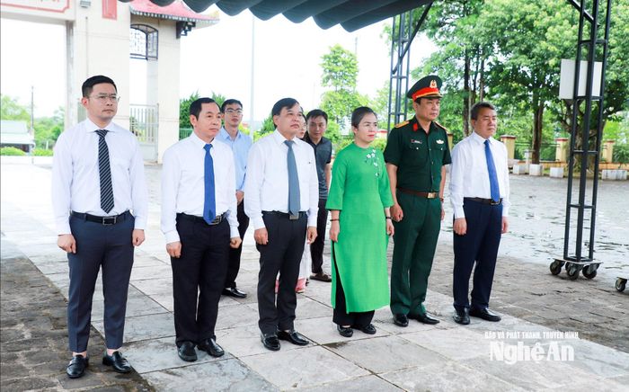 Đồng chí Võ Thị Minh Sinh - Phó Bí thư Tỉnh ủy, Chủ tịch Ủy ban MTTQ Việt Nam tỉnh cùng các đồng chí trong đoàn công tác của tỉnh thực hiện nghi lễ dâng hoa, dâng hương trước Tượng đài Tổ quốc ghi công Nghĩa trang Liệt sĩ Vĩnh Linh. Ảnh: Thành Duy