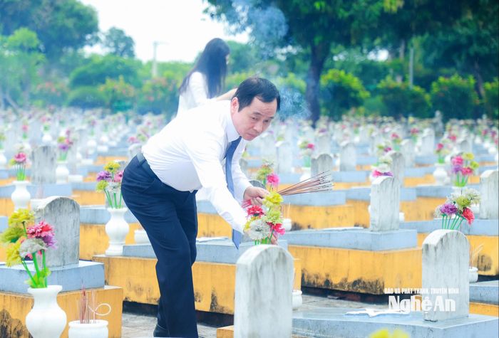 Đồng chí Lê Đình Lý - Phó Trưởng ban Thường trực Ban Tổ chức Tỉnh ủy dâng hương tại phần mộ các liệt sĩ quê Nghệ An, Hà Tĩnh. Ảnh: Thành Duy