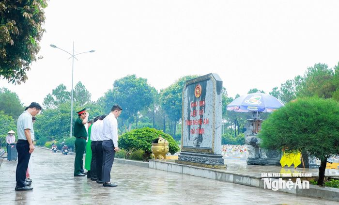 Các đại biểu thành kính tưởng niệm các liệt sĩ quê Nghệ An, Hà Tĩnh. Ảnh: Thành Duy