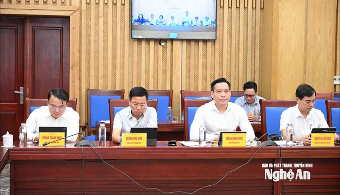 Các đồng chí lãnh đạo UBND tỉnh và các sở, ngành tham dự hội nghị. Ảnh: Thành Cường