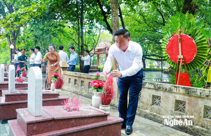 Bí thư Tỉnh ủy Nguyễn Khắc Thận thắp hương tưởng niệm các Anh hùng liệt sĩ ở Nghĩa trang Liệt sĩ Quốc gia Trường Sơn. Ảnh: Thành Duy