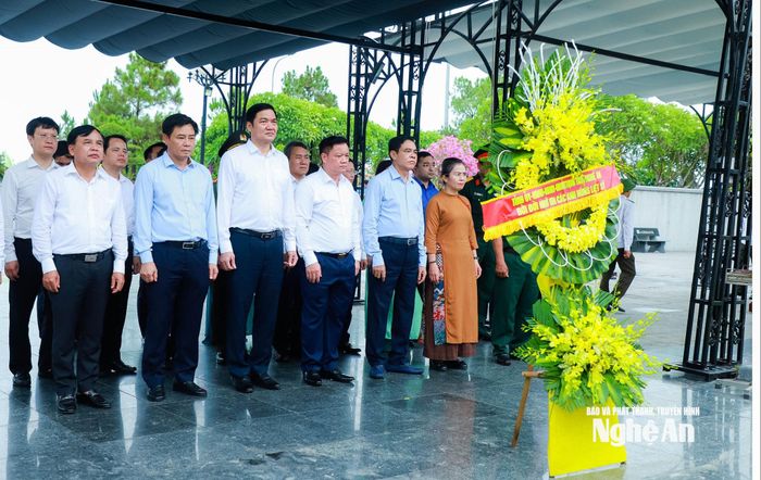 Đoàn đại biểu Tỉnh ủy, HĐND, UBND tỉnh Nghệ An thực hiện nghi lễ tưởng niệm tại Đài tưởng niệm - Nghĩa trang Liệt sĩ Quốc gia Đường 9. Ảnh: Thành Duy