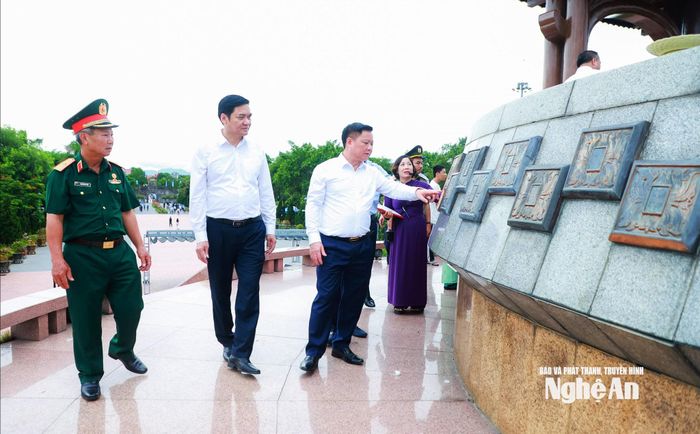 Các đồng chí lãnh đạo tỉnh nghe giới thiệu về ý nghĩa các bức phù điêu trên Đài tưởng niệm Thành cổ Quảng Trị. Ảnh: Thành Duy