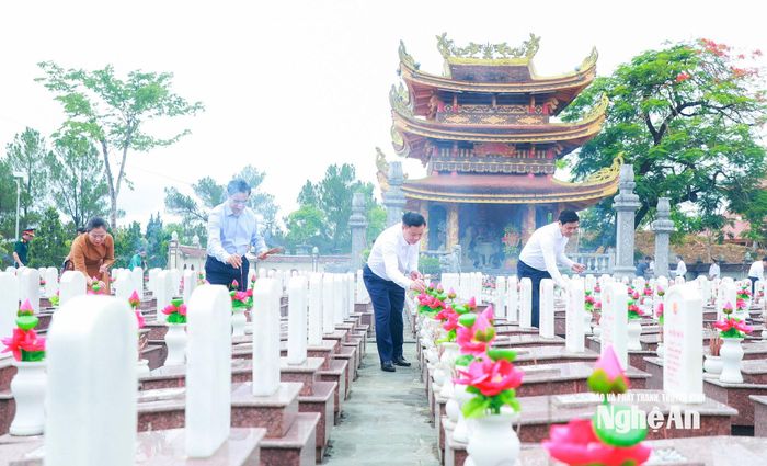 Các đồng chí Thường trực Tỉnh ủy thắp hương tưởng niệm các Anh hùng liệt sĩ tại phần mộ các liệt sĩ quê tỉnh Thái Bình (cũ). Ảnh: Thành Duy