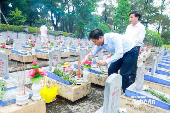Đồng chí Hồ Lê Ngọc - Ủy viên Ban Thường vụ Tỉnh ủy, Trưởng ban Nội chính Tỉnh ủy thắp hương tưởng niệm các Anh hùng liệt sĩ ở Nghĩa trang Liệt sĩ Quốc gia Trường Sơn. Ảnh: Thành Duy