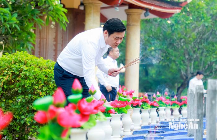 Phó Bí thư Thường trực Tỉnh ủy Hoàng Nghĩa Hiếu thắp hương tưởng niệm các Anh hùng liệt sĩ ở Nghĩa trang Liệt sĩ Quốc gia Trường Sơn. Ảnh: Thành Duy