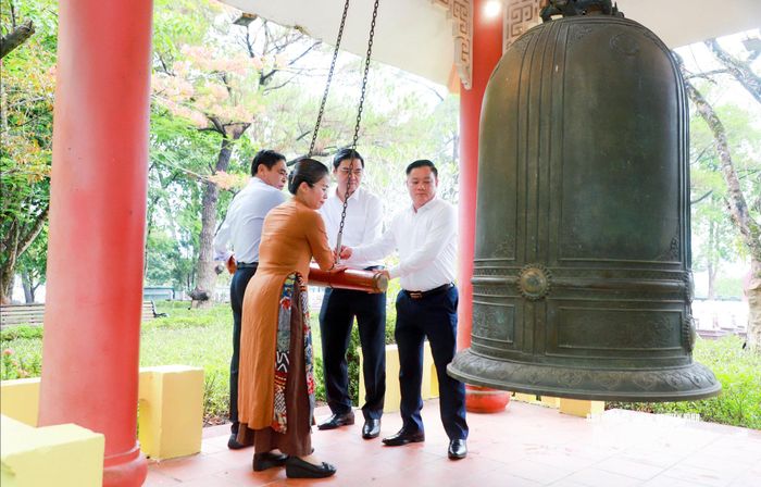 Các đồng chí Thường trực Tỉnh ủy thỉnh chuông tại Nghĩa trang Liệt sĩ Quốc gia Trường Sơn. Ảnh: Thành Duy
