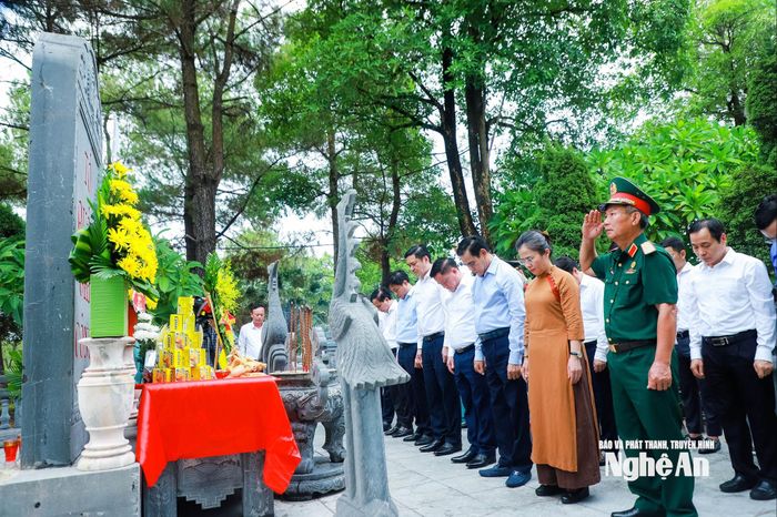 Các đồng chí lãnh đạo tỉnh và đoàn đại biểu thành kính dành phút mặc niệm tưởng nhớ các liệt sĩ quê Nghệ An, Hà Tĩnh tại khu vực mộ các liệt sĩ quê Nghệ An, Hà Tĩnh ở Nghĩa trang Liệt sĩ Quốc gia Đường 9. Ảnh: Thành Duy