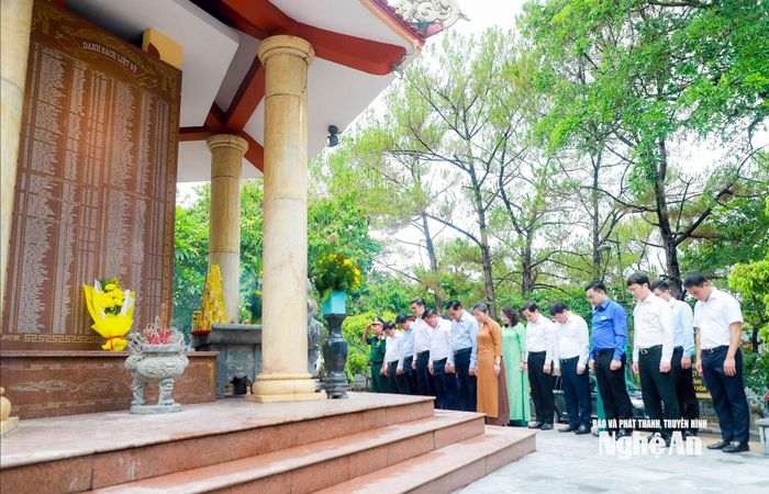 Các đại biểu thành kính tưởng niệm các liệt sĩ quê Nghệ An tại Nghĩa trang Liệt sĩ Quốc gia Trường Sơn. Ảnh: Thành Duy