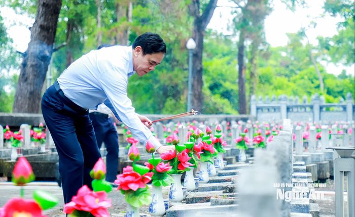 Chủ tịch UBND tỉnh Võ Trọng Hải thắp hương tưởng niệm các Anh hùng liệt sĩ ở Nghĩa trang Liệt sĩ Quốc gia Trường Sơn. Ảnh: Thành Duy