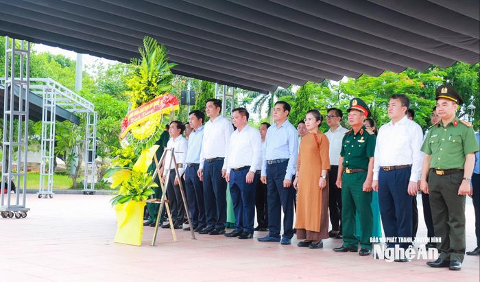 Đoàn đại biểu tỉnh Nghệ An thành kính dâng hoa trước Đài tưởng niệm Thành cổ Quảng Trị. Ảnh: Thành Duy