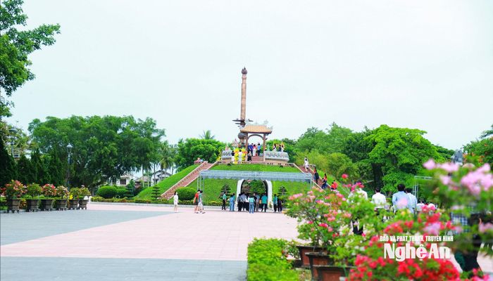 Đài Tưởng niệm Thành cổ Quảng Trị xây dựng năm 1997, mang hình dáng một ngôi mộ chung. Giữa đài dựng một biểu tượng cây đèn thờ cao 8,1m, mang ý nghĩa tượng trưng cho 81 ngày đêm chiến đấu oanh liệt tại Thành cổ của quân và dân ta. Ảnh: Thành Duy